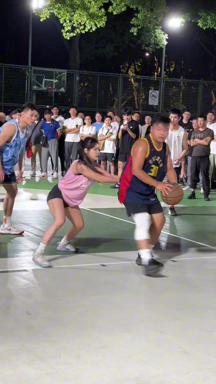 這哥們看見防自己的是女生，一個勁背打，球也不傳了